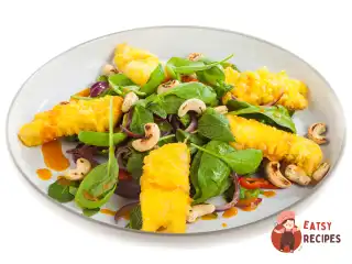 Салат зі шпинату з рибою та обліпиховим соусом