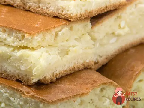 Капустяний пиріг з яйцями на сметанному тісті