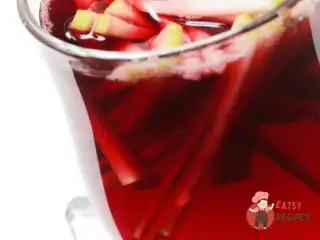 Фрукти у червоному вині