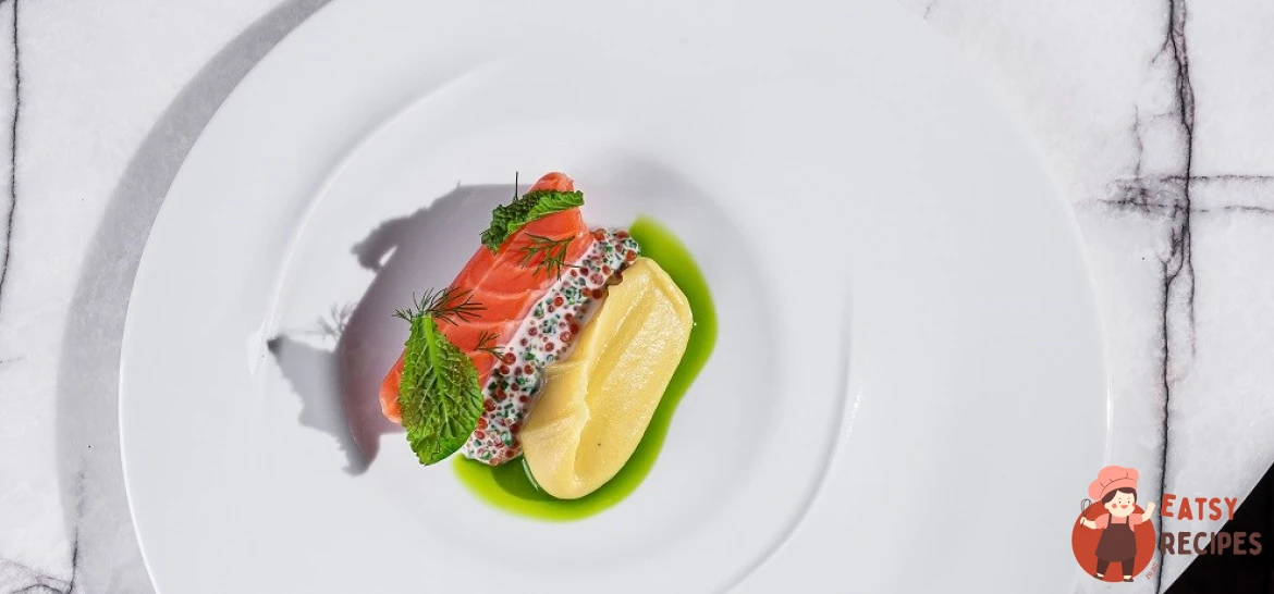 Підкопчений лосось з картопляним пюре та соусом із кислого молока.