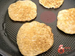 Крок 5: Вівсяні млинчики з фруктами та ягодами
