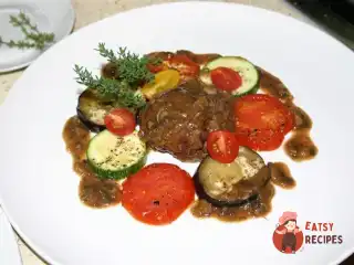 Щічки теляти, томлені в деміґлясі, із запеченими овочами та грибним соусом