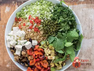 Каїрський салат з перловкою та овочами-гриль.