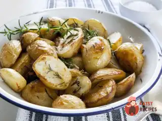 Печені картопляні часточки з часником та розмарином