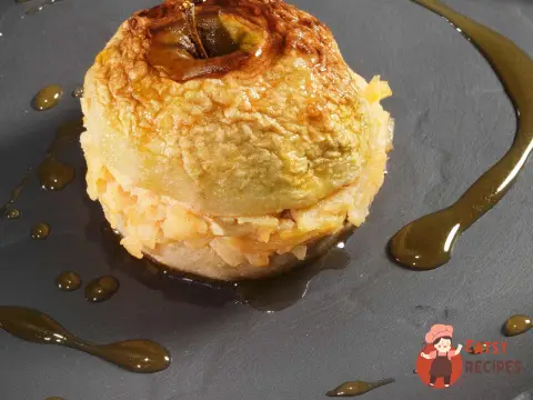 Печені яблука з волоськими горіхами, родзинками та медом