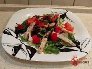 Теплий салат з куркою