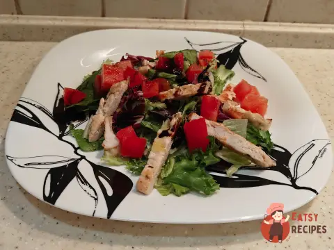 Теплий салат з куркою