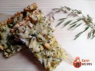 Відкритий пиріг з морською мовою, картоплею та спеціями.