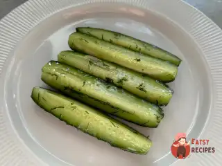 Малосольні огірки