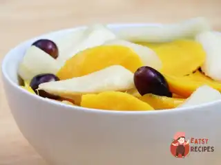 Свіжий фруктовий салат із цитрусовим сиропом.