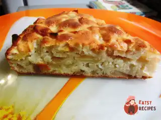 Шарлотка з яблуками та корицею