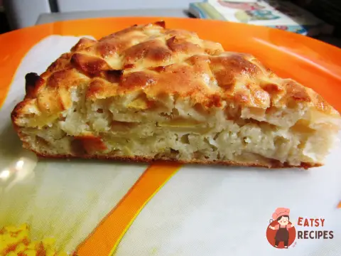 Шарлотка з яблуками та корицею