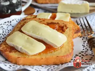 Французькі тости з камамбером