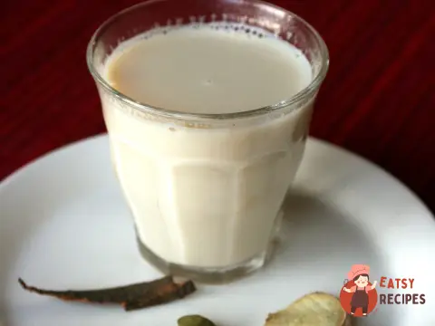 Молоко з медом та прянощами