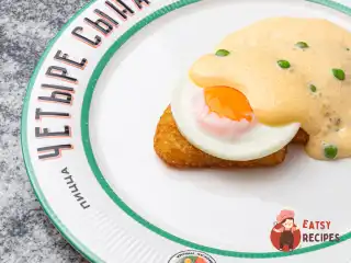 Хашбраун з яйцем та сирним мусом