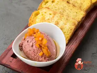 Паштет з печінки індички з місо і варення з айви.