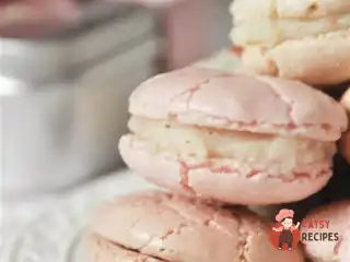 Полуничні тістечка макарони
