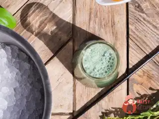 Спіруліна з яблуком та мацоні