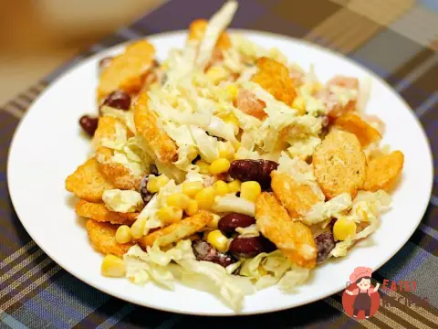 Хрумкий салат з пекінською капустою, кукурудзою та сухариками