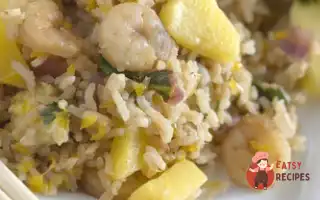 Тайський Смажений Рис З Креветками Та Ананасами.