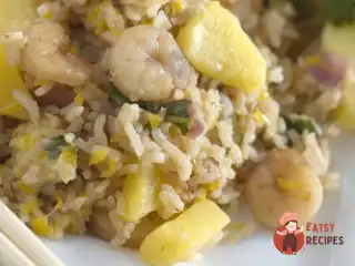 Тайський смажений рис з креветками та ананасами.