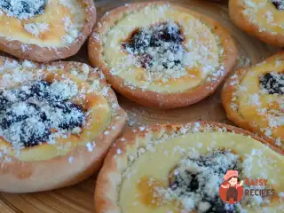 Кошички з сирним кремом і ягодами