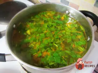 Весняний суп зі шпинатом