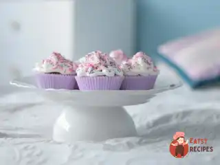 Ягідні кекси у формах із білим шоколадом