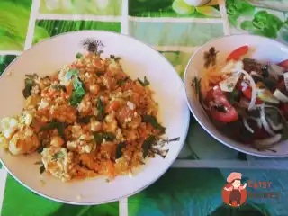 Плов з куркою, нутом та родзинками