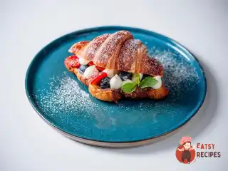 Круасан з маскарпоне та ягодами