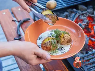 Печену картоплю із соусом Дзадзики