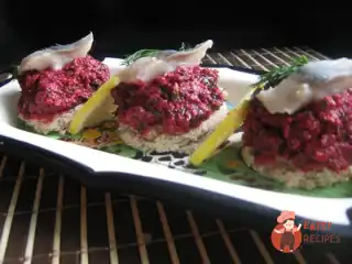 Закуска з оселедцем, буряковим песто та волоськими горіхами