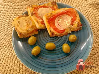 Закуска з цибулею та помідорами на листковому тісті