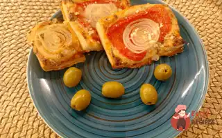 Закуска З Цибулею Та Помідорами На Листковому Тісті