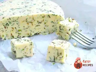 Домашній сир із зеленню та кмином