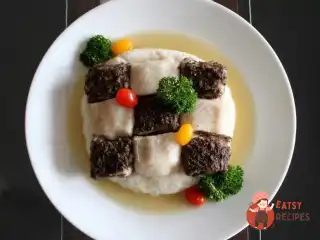 Шахова дошка з риби з кремом басматі та грибним фюме