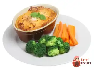 Жюльєн з шинкою, цвітною капустою, броколі та зеленим горошком