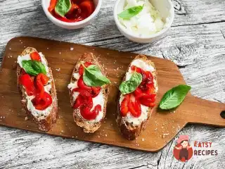 Тост із сиром та овочами