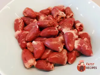 Крок 1: Курячі серця на сковороді