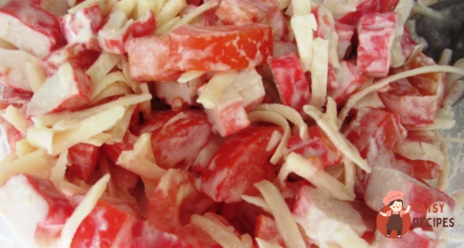 Листковий салат з помідорами та крабовими паличками