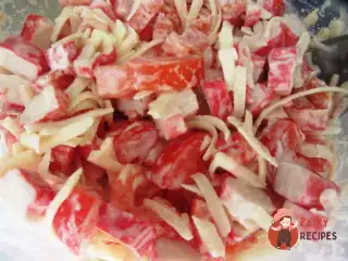 Листковий салат з помідорами та крабовими паличками
