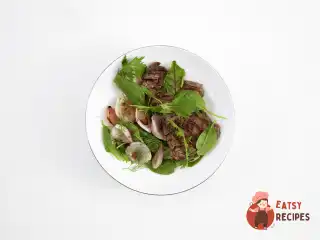 Яловичина з маринованою цибулею