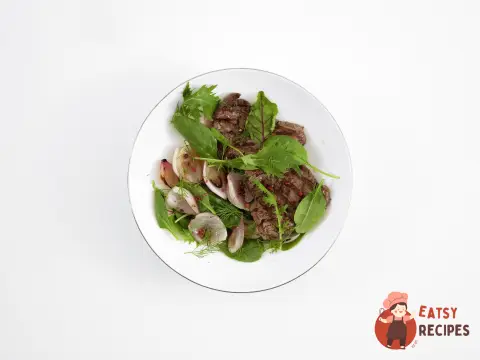 Яловичина з маринованою цибулею