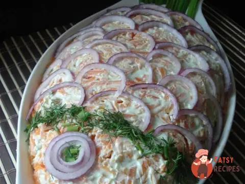 Листковий салат з червоною рибою, рисом та овочами.