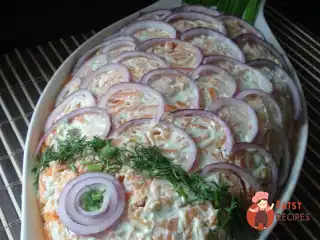 Листковий салат з червоною рибою, рисом та овочами.