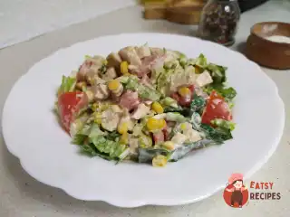 Салат з пекінською капустою, куркою та помідорами