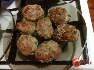 Котлети з баранини та свинячого фаршу з болгарським перцем