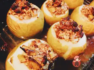 Яблука печені з волоськими горіхами та медом
