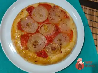 Пісний пиріг з помідорами та цибулею