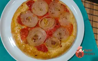 Пісний пиріг з помідорами та цибулею